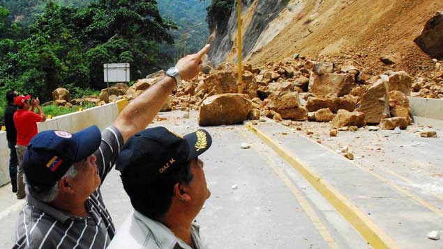 Gobierno culpa a “agua misteriosa que cae del cielo” por daños de infraestructura vial