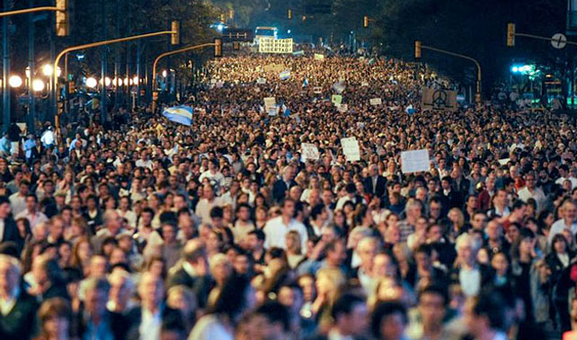 Argentinos salen espontáneamente a la calle porque tenían 4 años sin parar un peo