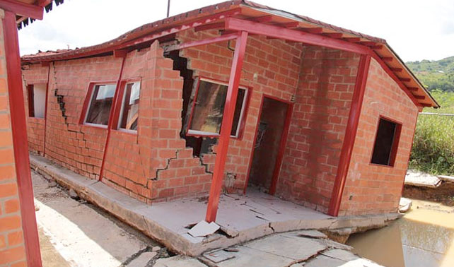 Gobierno entrega viviendas pre-destruidas para que damnificados se sientan en casa