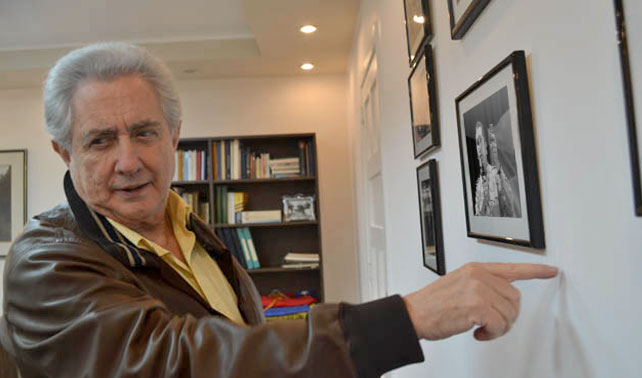 Salas Römer señala hueco en pared donde habría ido su foto presidencial