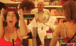 Para atender compras nerviosas supermercados activan cajeras nerviosas