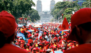 Chávez demuestra poder de convocatoria entre chavistas traídos en autobús por él