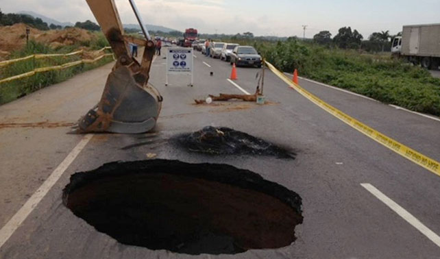 Mega Hueco en carretera de Anzoátegui tranca el tráfico como protesta a la inseguridad