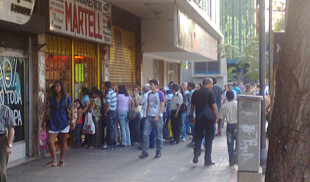 Venezolanos compran pilas para máquinas expendedoras de rumores