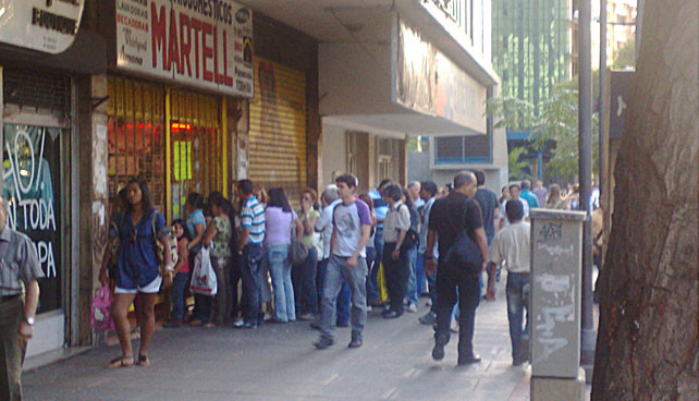 Venezolanos compran pilas para máquinas expendedoras de rumores