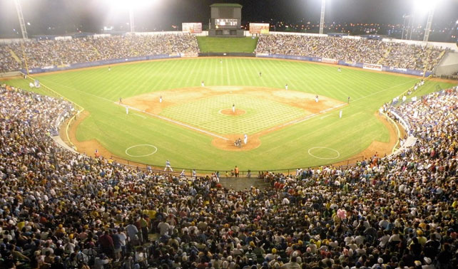 Inicio de béisbol hace que venezolanos pasen de estar divididos en 2 bandos a 8