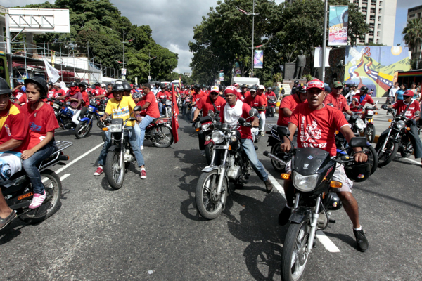 Motorizados ejercen su derecho cívico aterrorizar a los electores