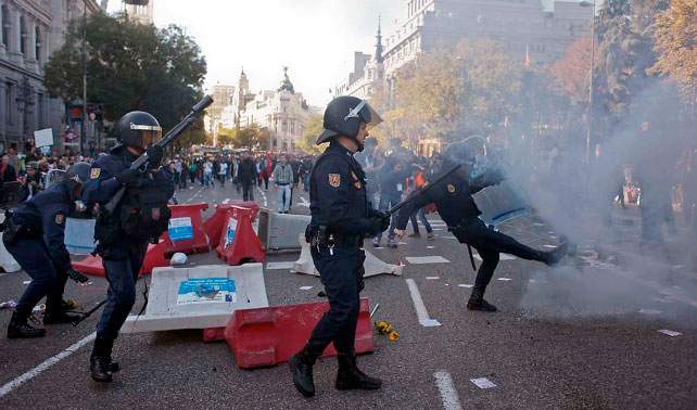 España protesta que Gobierno elegido para hacer recortes cumpla su promesa