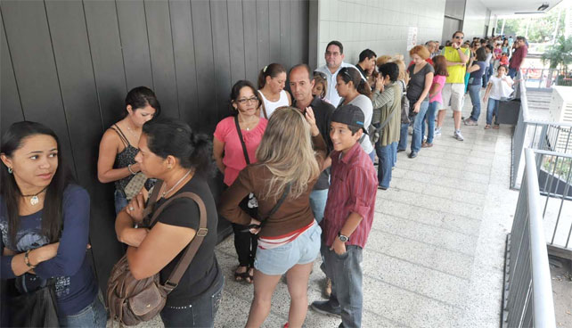 Venezolanos acuden en masa a aprovechar descuentos de ropa que estaba al mismo precio en Octubre