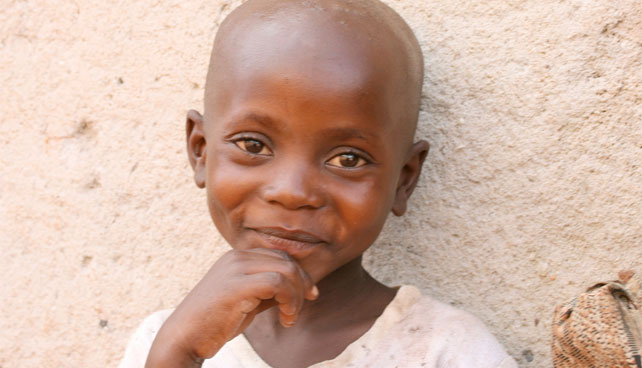 Niño africano con sida sigue minuto a minuto elección del nuevo Papa