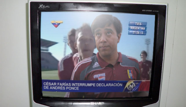 Farías interrumpe declaración de jugador sub-17 para insultar a los medios