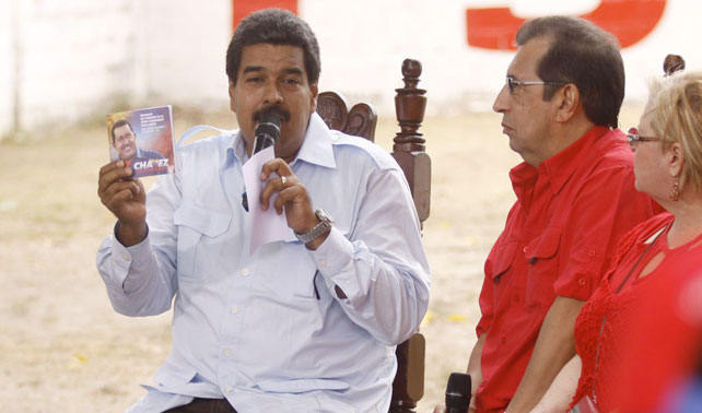 Pajarito bendice a Maduro y... no sé... de verdad no se puede hacer un chiste con esto, cagada de país
