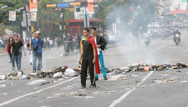Chavismo y oposición radical felices de generar caos en honor a Capriles