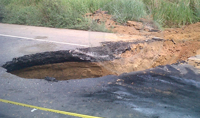 Gobierno de Calle cae en un hueco y se le rompe un amortiguador