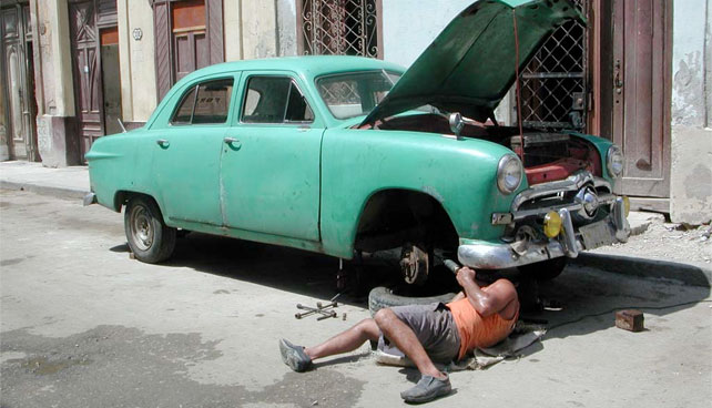 Gobierno trae expertos cubanos para enseñar a usar el mismo carro 50 años sin repuestos