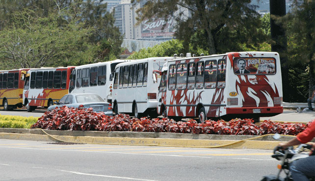 Sindicato de autobuseros exige que dejen de relacionarlos con "idiota de Maduro"