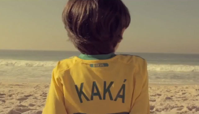 Niño del comercial le pidió a Kaká que le devuelva su franela