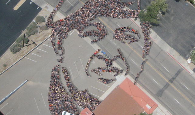 Milagro: Cola para comprar leche delinea Cara de Chávez (+ Foto aérea)