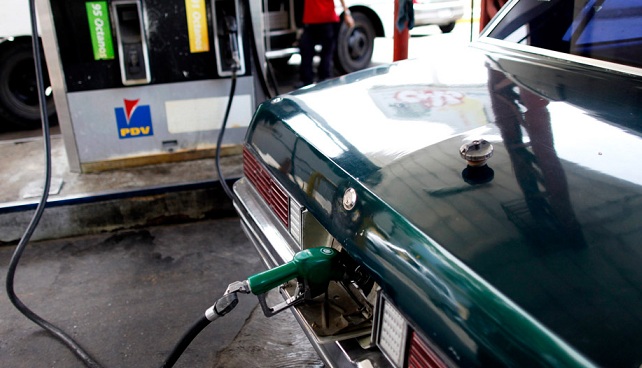 Venezolano saquea a la nación poniendo gasolina a 3 centavos de dólar