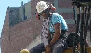 Obrero gay se ve en descubierto al lanzar comentario acertado sobre zapato de joven