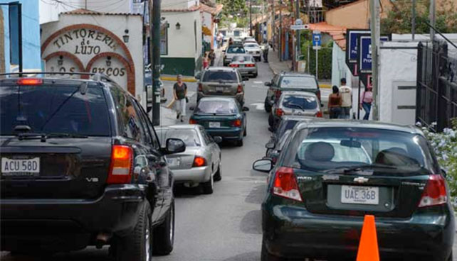 Candidato que tranca calle para repartir panfletos promete reducir el tráfico