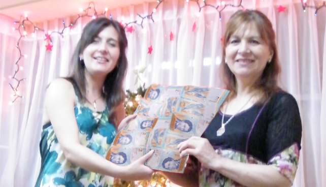 Familia ahorra envolviendo regalos en papel de Bolívar Fuerte de 2