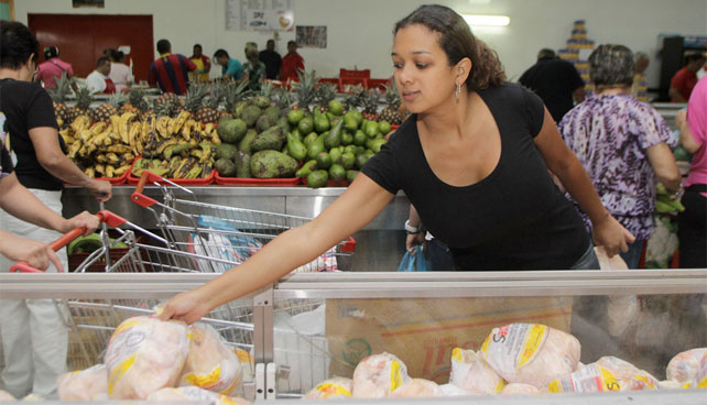 Señora se molesta de sentirse feliz por haber conseguido pollo en el mercado