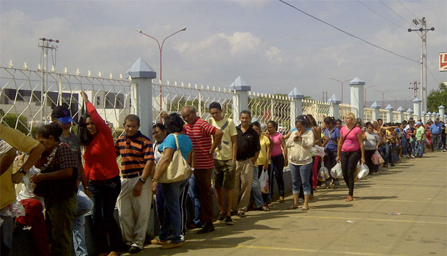 Pueblo arrecho sale arrecho a la calle a hacer cola sumisa