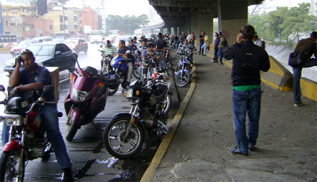 Nueva normativa colocará lluvia a motorizados de 9pm a 4am