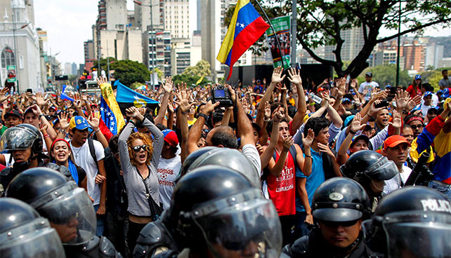 Venezolanos protestan por legalización la constitución