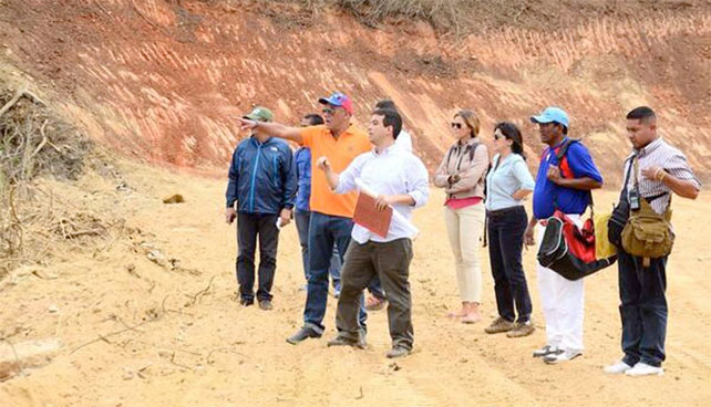 Jorge Rodríguez señala terreno donde no construirán un carajo