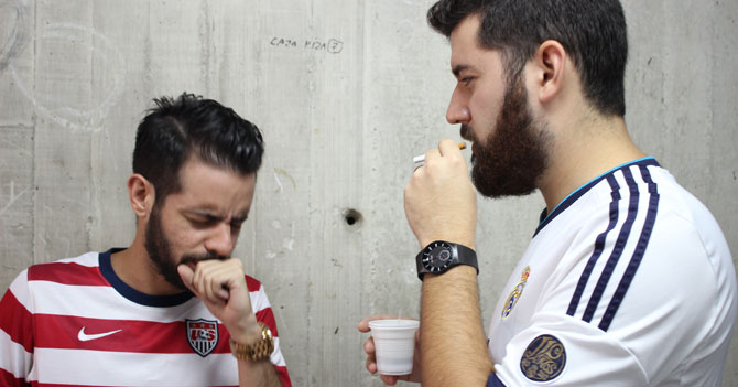 Hombre tose de mentira para que amigo deje de fumar frente a él