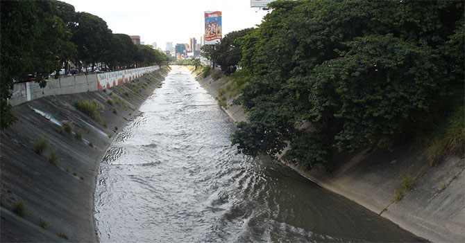 Opositores sabotean saneamiento del Río Guaire cagando todos los días