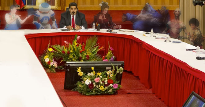 Maduro inicia diálogo con amigos imaginarios y estos se paran de la mesa