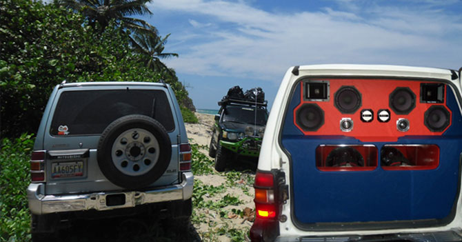 Joven utiliza gasolina subsidiada para meter camioneta con DJ de retro en playa