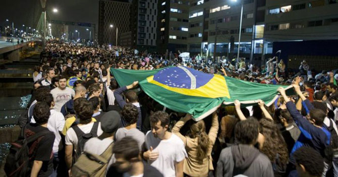 Inicia mundial de medidas impopulares que pasarán debajo de la mesa