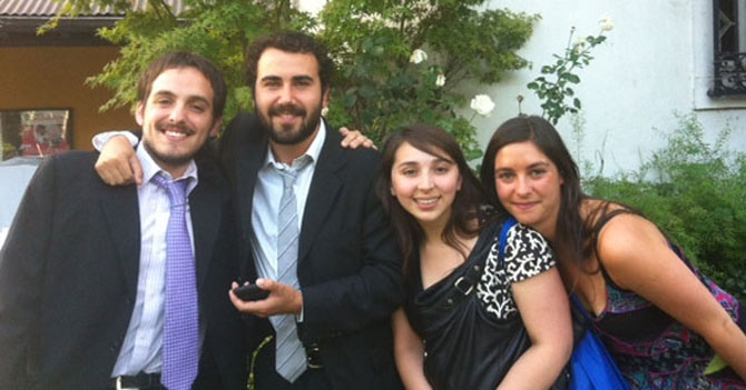 Periodista recién graduado celebra su día tramitando su salida del país