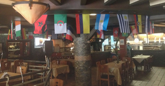 Bandera de Marruecos se pregunta qué hace decorando restaurant de comida italiana   