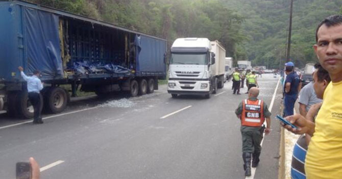 Patriotas saquean gandola y evitan que cervezas lleguen a los niños