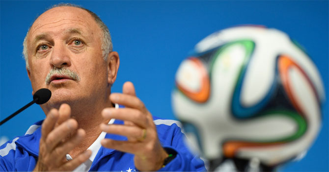  Scolari pide a periodistas enfocarse en los gastos excesivos de estadios y no en el juego