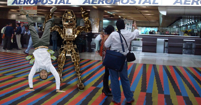 Aeropuerto de Maiquetía estrena robot que te pone de cabeza y te quita el dinero