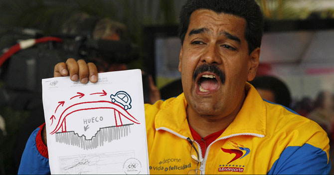 Maduro soluciona hueco en la calle montando elevado encima