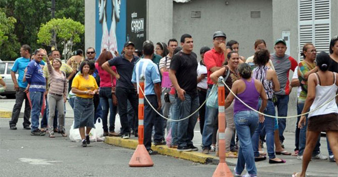 "No vale, no creo que pongan la captahuella" dice opositor que lleva 7hrs de cola para comprar aceite