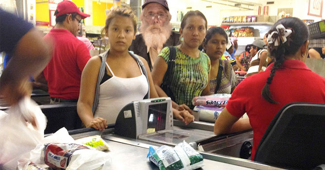 Clientes deberán ser violados por un indigente para comprar alimentos