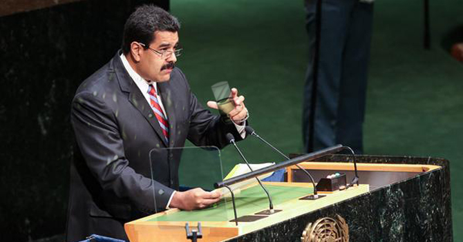 Maduro se echa agua del lago de Maracaibo para demostrar que no sabe nada