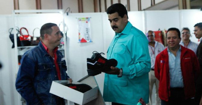 Maduro descubre que el truco para amarrarse las trenzas es hacer dos orejitas de conejo