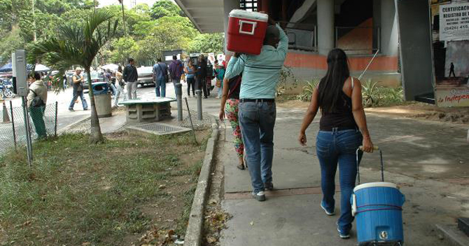 Hombre sano inicia cola en emergencia de hospital por si se enferma
