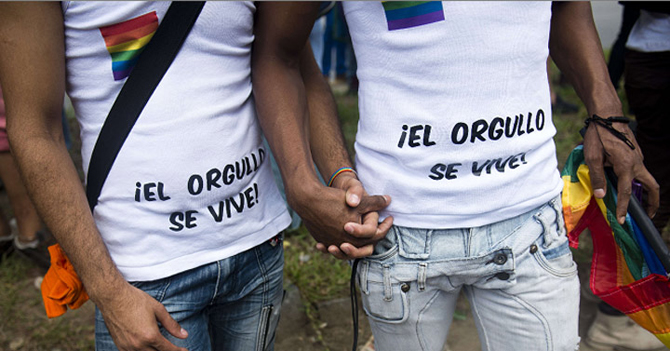 Papá ausente irresponsable preocupado de que gays estén dando un mal ejemplo
