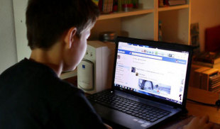 Videos automáticos de Facebook pasan a ser 1ra razón de suicidio en jóvenes  
