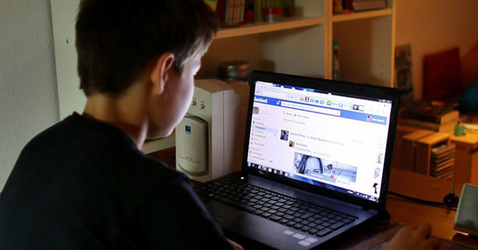 Videos automáticos de Facebook pasan a ser 1ra razón de suicidio en jóvenes  